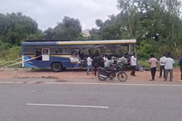 Hoskote Accident | ಹೊಸಕೋಟೆ ಬಳಿ ಲಾರಿ-ಬಸ್ ನಡುವೆ ಭೀಕರ ಅಪಘಾತ..!